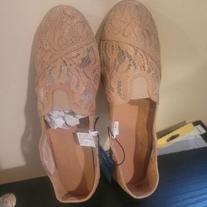 Ladies flat shoes